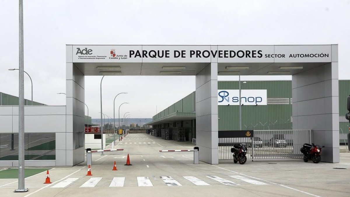 Entrada al Parque de Proveedores de Villamuriel de Cerrato (Palencia) con la planta de Snop a la derecha.-J.M. LOSTAU