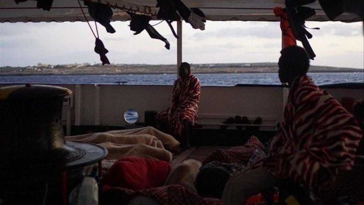 Cubierta del ’Open Arms’. Lampedusa está a la vista.-OPEN ARMS