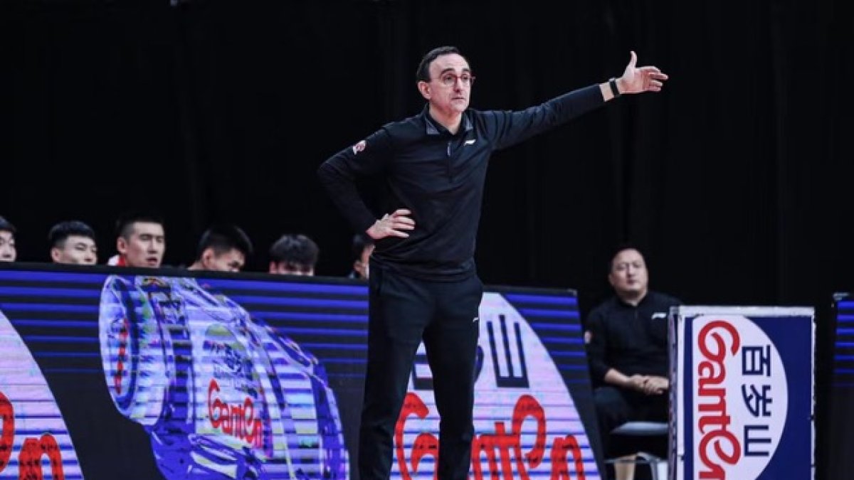 Hugo López da instrucciones a sus jugadores desde la banda en la CBA China. /