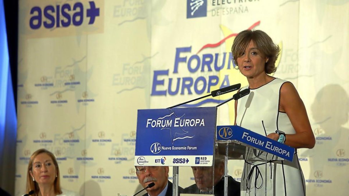Isabel García Tejerina, ayer en Madrid, ante Ana Pastor.-RAQUEL C. VIECO