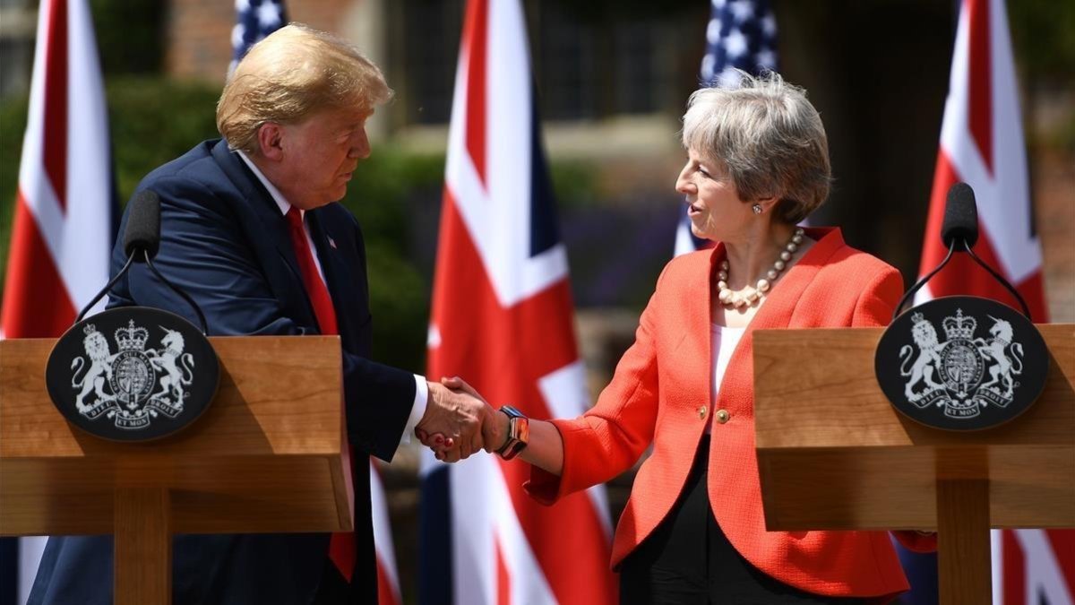 El presidente estadounidense, Donald Trump y la primera ministra británica, Theresa May, estrechan la mano.-/ BRENDAN SMIALOWSKI (AFP)