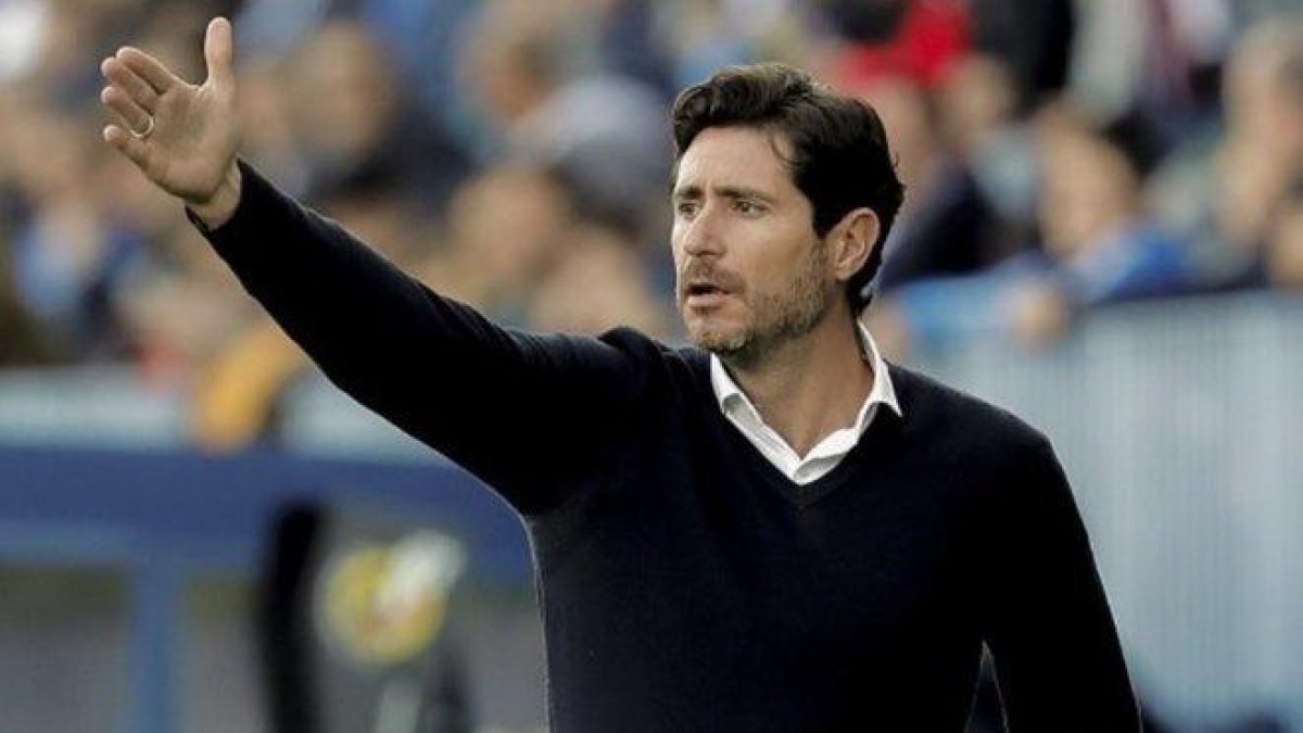 Víctor Sánchez del Amo da instrucciones a sus jugadores en un partido del Málaga.-EP