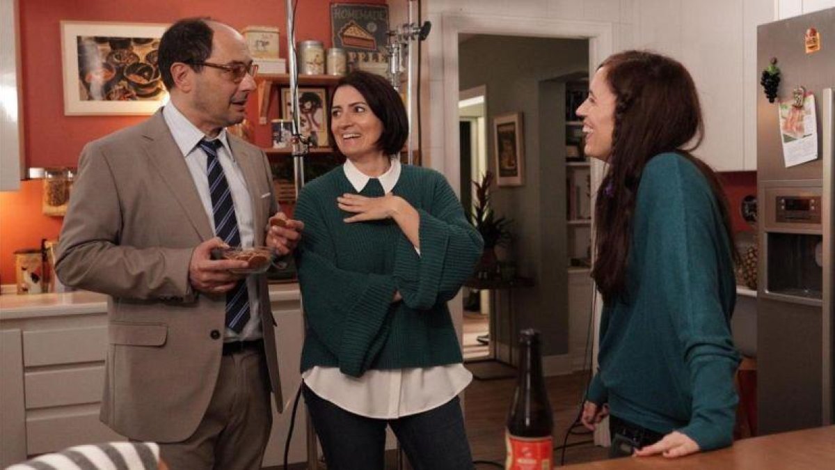 Juana Macías (derecha) da instrucciones a Silvia Abril y Jordi Sánchez, durante el rodaje de Bajo el mismo techo.-MANUEL FIESTAS
