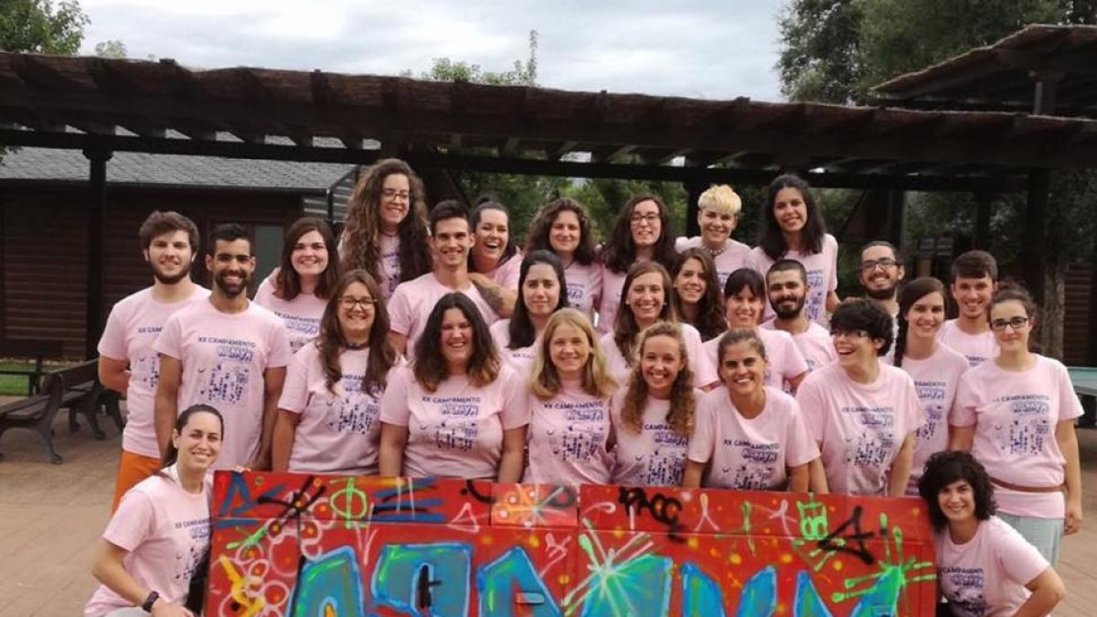Los monitores de Aspaym dan la bienvenida a los campistas.-FACEBOOK ASPAYM