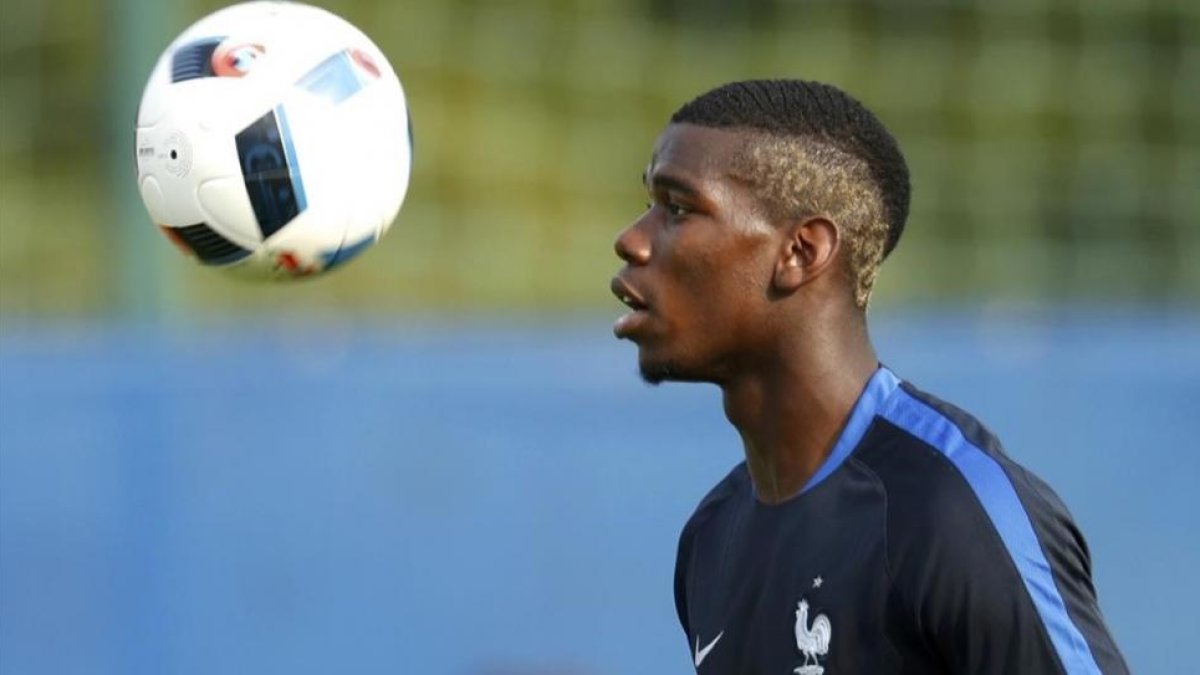 Paul Pogba, durante un entrenamiento con la selección francesa en la concentración de Clairefontaine-REUTERS
