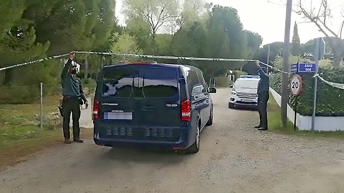 El vehículo de la Unidad Canina de la Guardia Civil accede ayer a la zona del chalet de la familia de Óscar.- E.M.