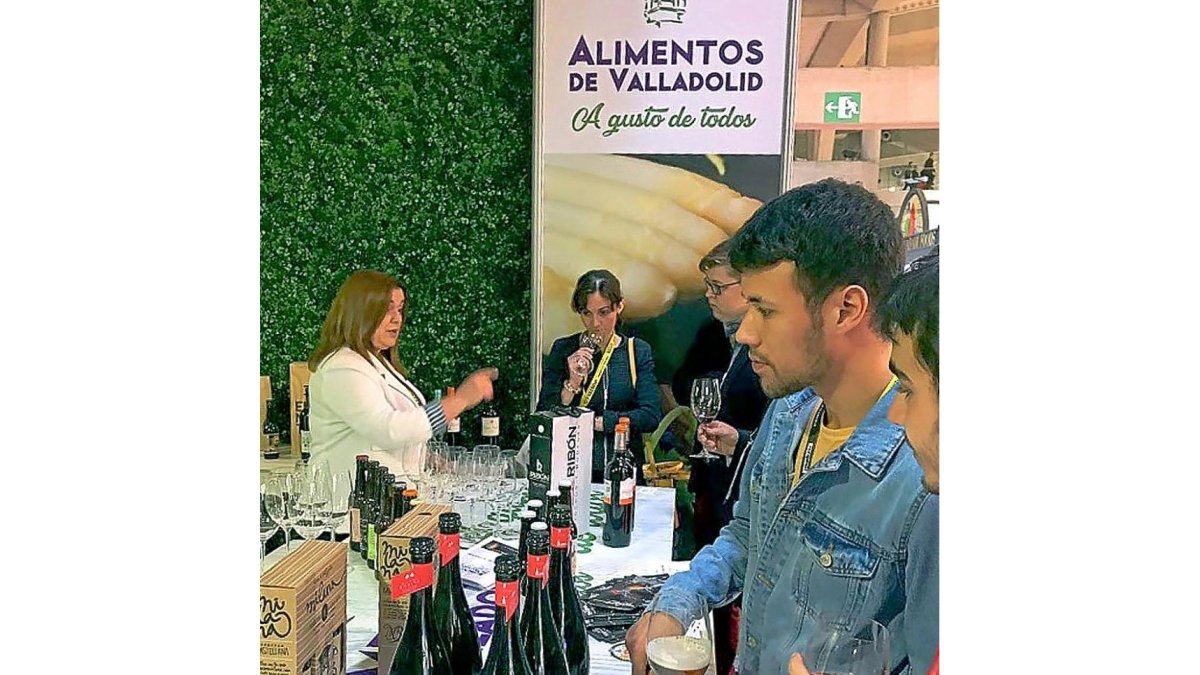 Visitantes degustan ayer vino y cerveza artesana en el expositor.-EL MUNDO