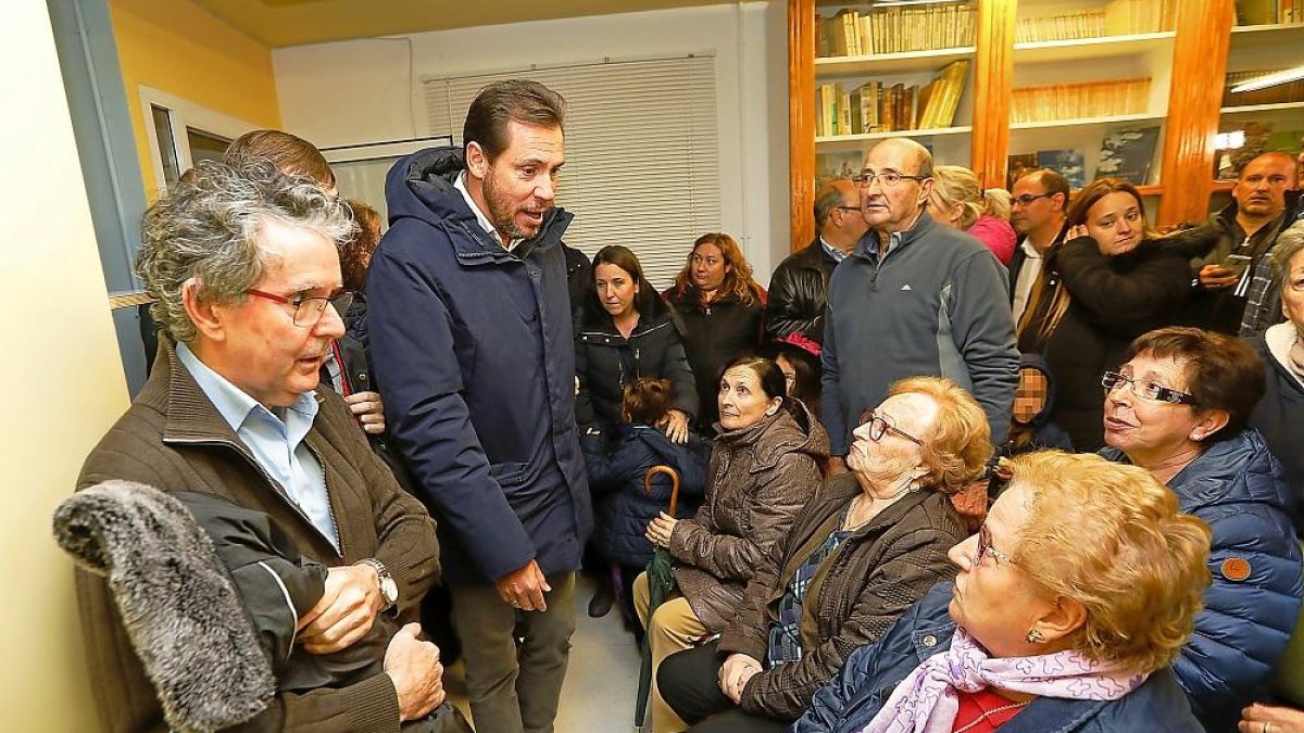 Óscar Puente conversa con varios vecinos de Las Flores antes de la asamblea vecinal.-J.M. LOSTAU