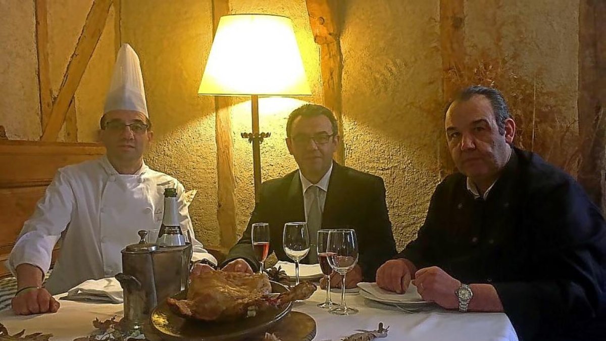 Los tres hermanos Martín Muñoz: José , Primi y Jesús en un rincón de la sala.-T.S.T