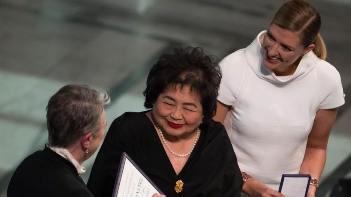 La superviviente de Hiroshima Setsuko Thurlow (en el centro) y Beatrice Fihn, directora ejecutiva de ICAN (a la derecha), recogen el Nobel.-ODD ANDERSEN / AFP