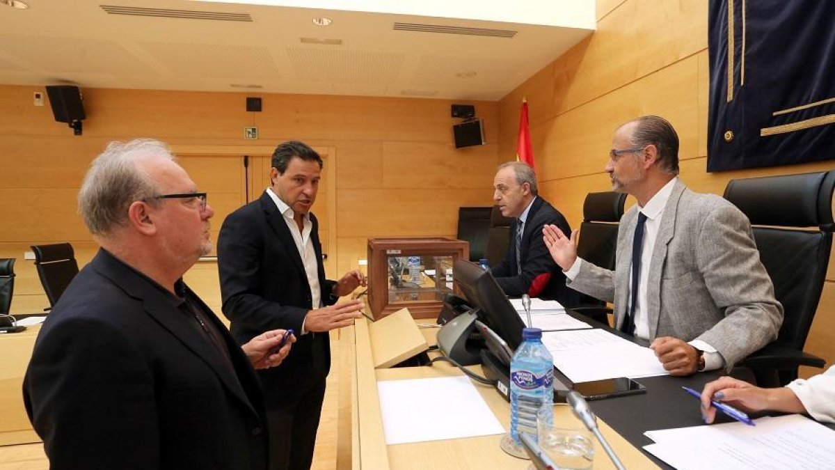 El presidente de las Cortes, Luis Fuentes, conversa con los procuradores del PP y PSOE, Raúl de la Hoz y José Francisco Martín-ICAL