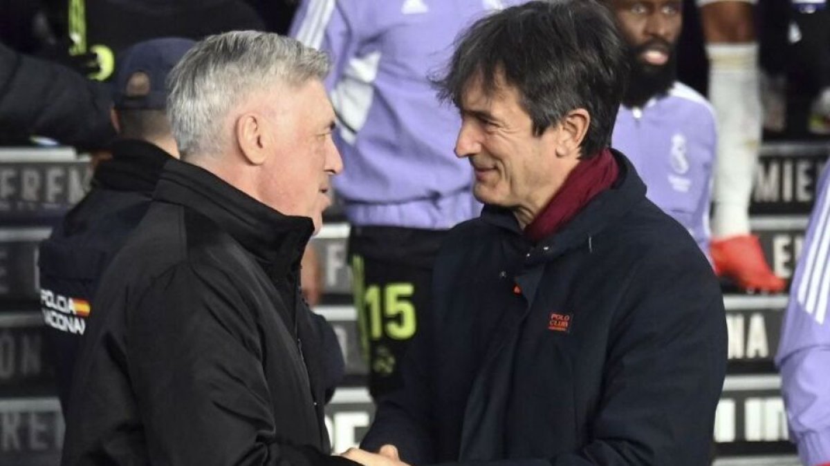 Pacheta saluda a Ancelotti antes del encuentro. / LA LIGA