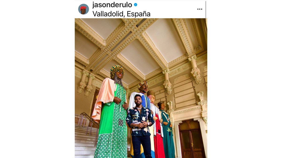 Imagen de Jason Derulo junto a las gigantes de la ciudad de Valladolid