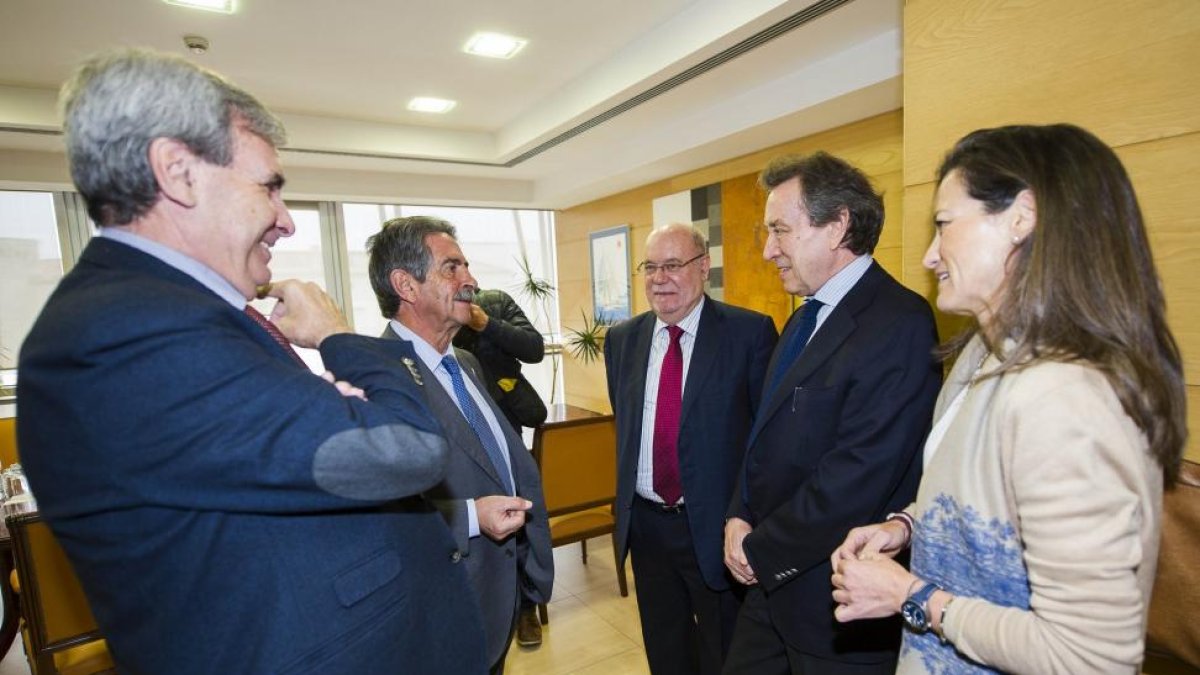 El consejero de la Presidencia, José Antonio de Santiago-Juárez, se reúne con los consejeros de Presidencia y Justicia y de Economía, Hacienda y Empleo del Gobierno de Cantabria, Rafael de la Sierra y Juan José Sota. En la imagen junto al presidente de Ca-ICAL