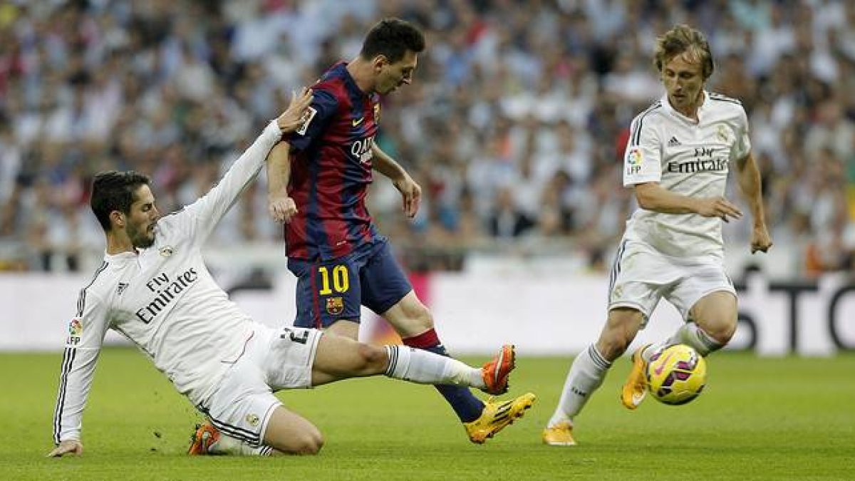 Messi, entre Isco y Modrid, en el último clásico liguero disputado en el Bernabéu, el pasado 24 de octubre.-Foto: JOSÉ LUIS ROCA