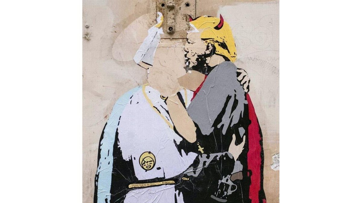 Vista de un grafiti en el que aparece el papa Francisco besando al presidente de Estados Unidos, Donald Trump (d) en un muro en el centro de Roma, a poca distancia de del Vaticano, Italia hoy 11 de mayo de 2017.-EFE