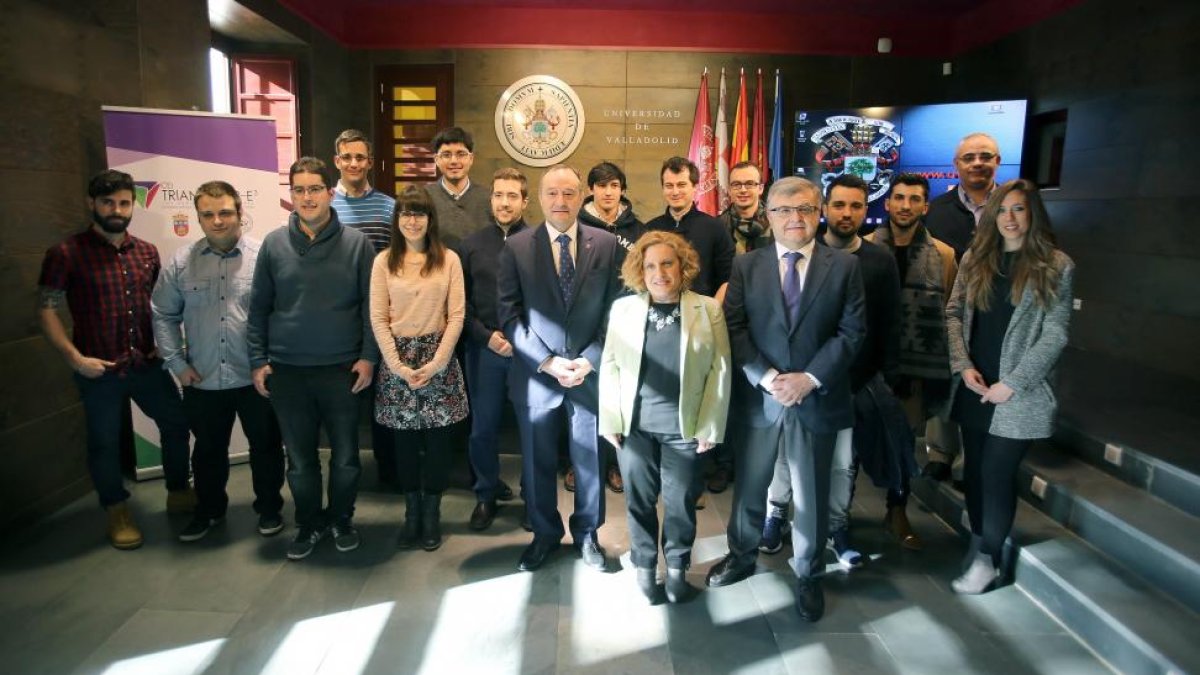 Daniel Miguel posa junto a los estudiantes ganadores de las becas Prometeo de la Universidad de Valladolid.-ICAL