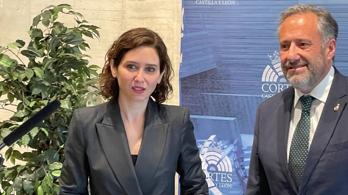 Isabel Díaz Ayuso y el presidente de las Cortes de Castilla y León, Carlos Pollán.- E. M.