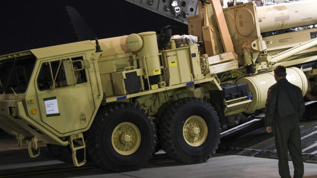 Un camión que transporte partes del sistema antimisiles, a su llegada a la base militar de Osan, en Corea del Sur, en una imagen facilitada por el Ejército de EEUU.-