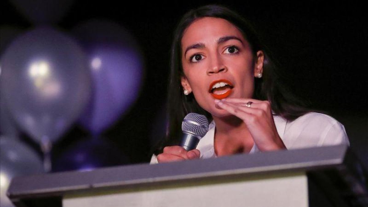 Alexandria Ocasio-Cortez habla a sus seguidores.-AP / STEPHEN GROVES