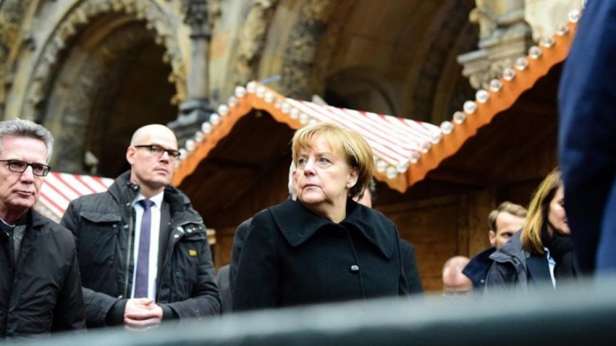 La cancillera Angela Merkel en el lugar del atentado.-AFP / TOBIAS SCHWARZ