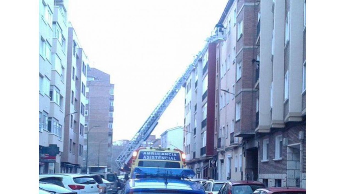 Los bomberos acceden al piso a través de la escalera.-@PoliciaVLLTwitter