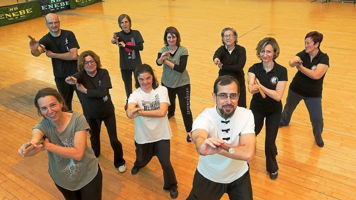 Los alumnos del curso de Zhang Gong posan junto con el maestro Javier Arnanz (de blanco, en la primera fila).-MIGUEL ÁNGEL SANTOS