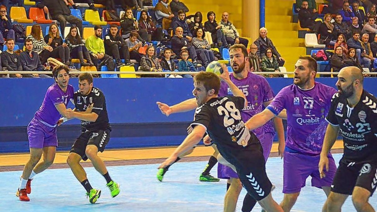 Miguel Camino tira en presencia de Lorasque durante el amistoso de ayer en Guadalajara.-ATLÉTICO VALLADOLID