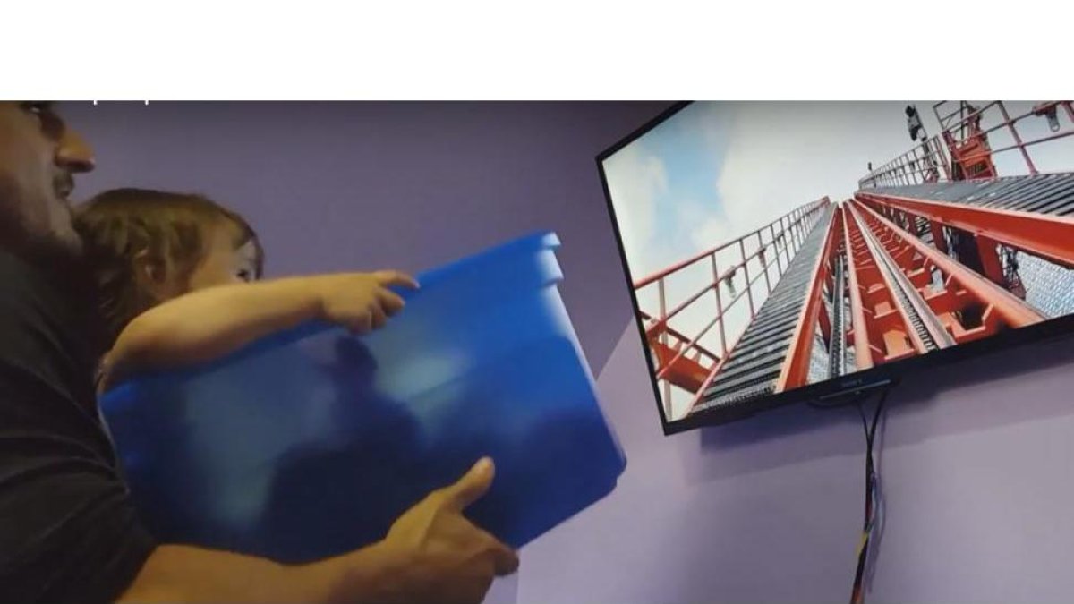 Imagen del vídeo en el que el padre simula una montaña rusa.-