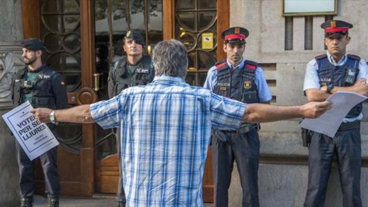 Guardias civiles y mossos en la Conselleria dEconomia, el 20 de septiembre.-FERRAN SENDRA