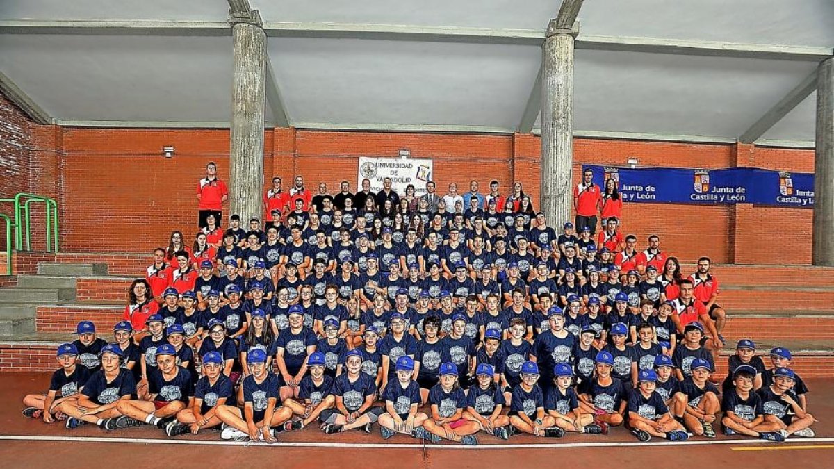 Tradicional foto de familia de los participantes y monitores del XXVICampus de Baloncesto ‘Universidad de Valladolid’ que se celebra esta semana en Fuente la Mora.-M. GONZÁLEZ EGEA