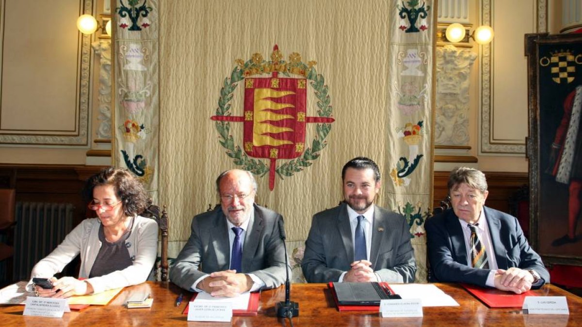 El alcalde de Valladolid, Francisco Javier León de la Riva, y el secretario de Turismo del Estado de Guanajuato, Fernando Olivera, firman un convenio en materia turística y gastronómica-Ical