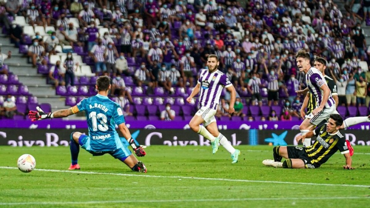 Toni Villa marca en el partido de ida en Zorrilla. / I. SOLA / RV