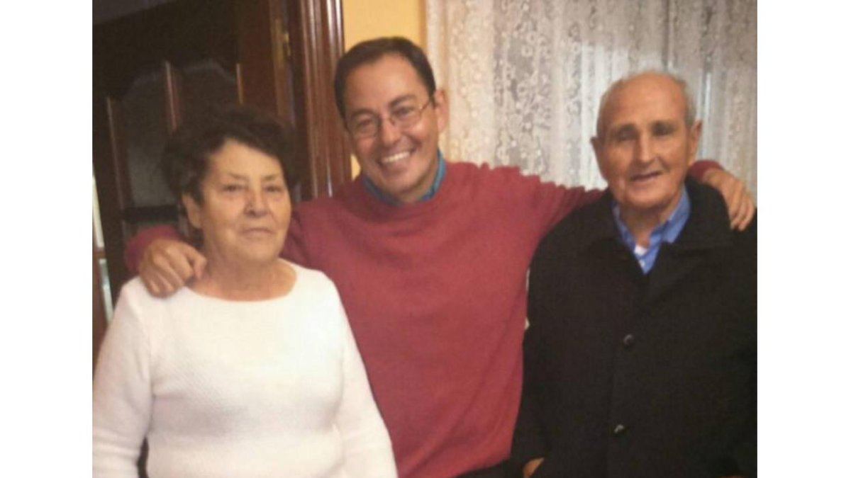 René González junto a sus padres en su vivienda de Olmedo-El Mundo