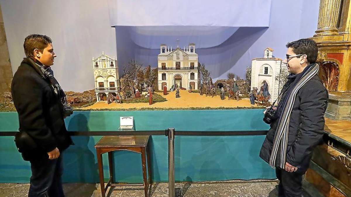Dos visitantes observan las tres fachadas históricas: el convento de San Francisco, la iglesia penitencial y el humilladero de Vera Cruz.-J.M.LOSTAU