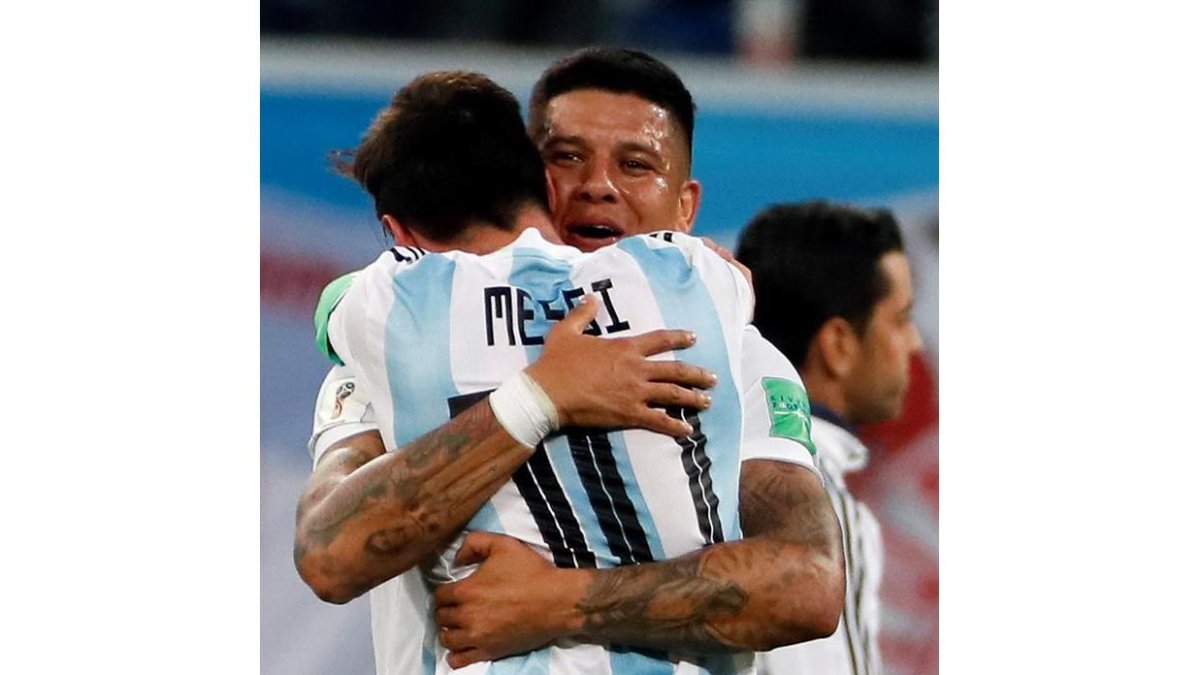 Messi y Rojo se abrazan tras el gol-ETTIENE LAURENT/ EFE