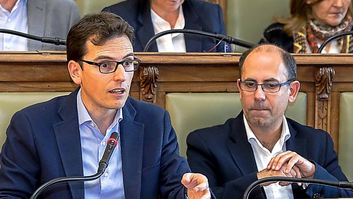 Pedro Herrero junto a Vélez, en una imagen de archivo durante un Pleno del Ayuntamiento.-PABLO REQUEJO / PHOTOGENIC