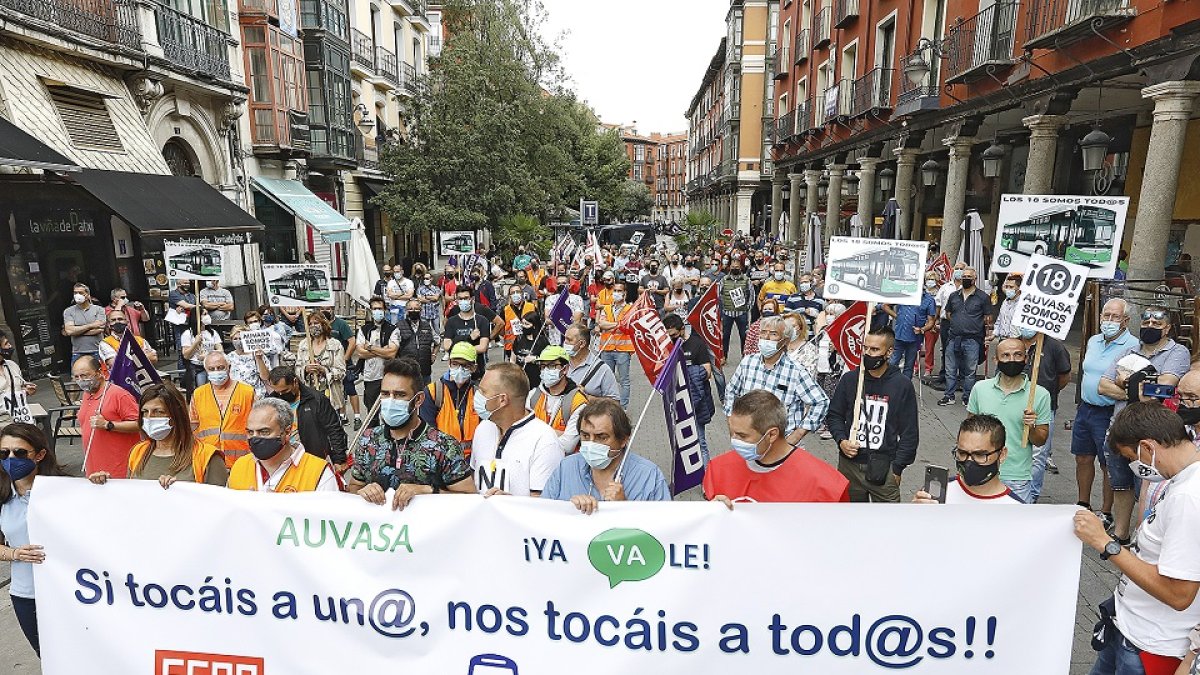 Manifestación de los trabajadores de Auvasa, a su llegada, ayer a la calle Ferrari. J.M. LOSTAU