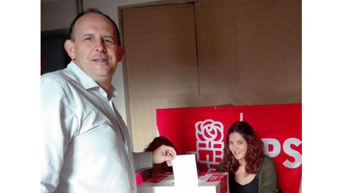 José Luis Aceves en el momento de depositar su voto en las primarias.-E.M.