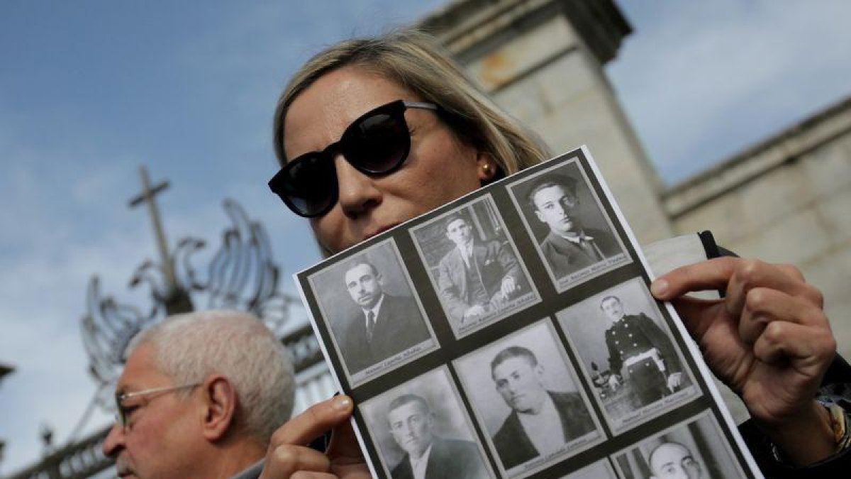 Francisco Cansado y Silvia Navarro, familiares de víctimas del franquismo, en el Valle de los Caídos.-JOSÉ LUIS ROCA