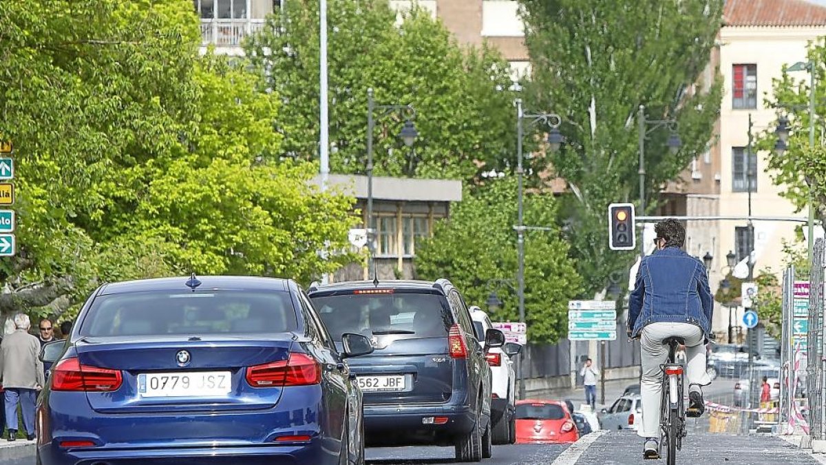 Vehículos circulando por el puente del Poniente en Valladolid.-J.M. LOSTAU