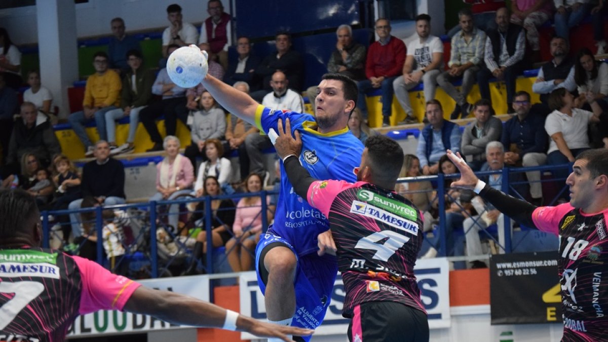 Dimitrievski busca un pase tras ser tocado por Marcio Silva. / LOF