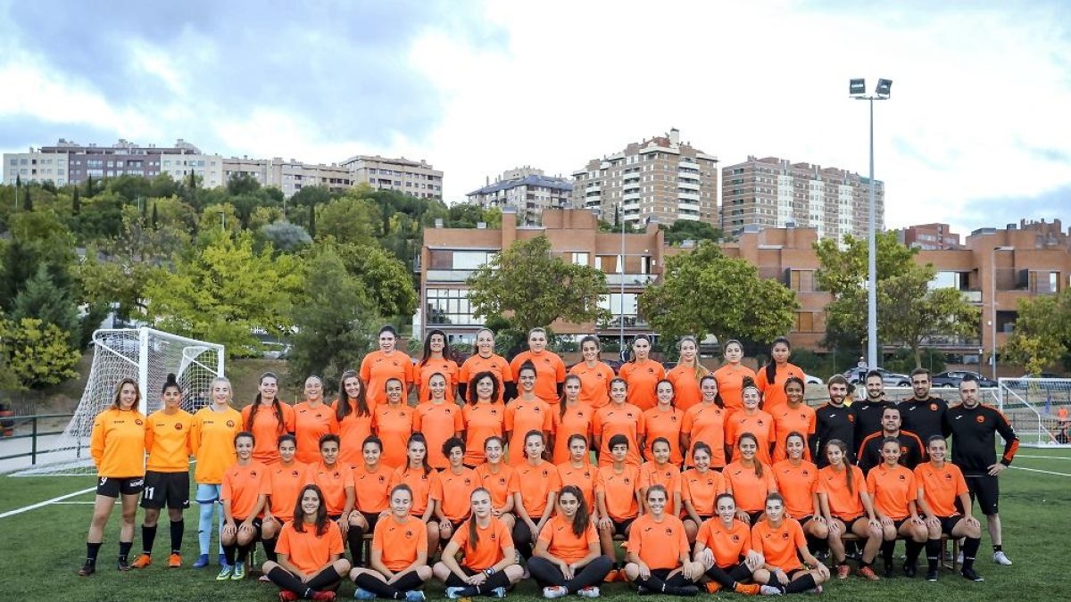 Las jugadoras de los tres equipos del CD Parquesol posan junto al cuerpo técnico en los campos de José Luis Saso.-MIGUEL ÁNGEL SANTOS