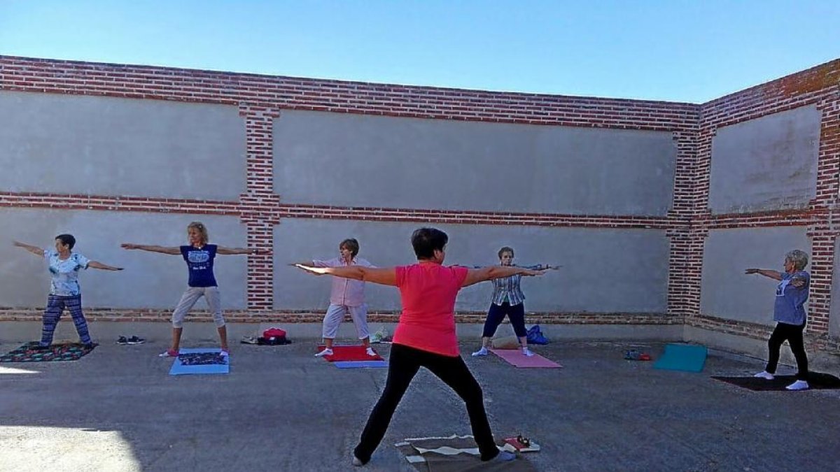 Sesión de yoga clásico en la iglesia mudéjar de Moraleja de las Panaderas.-EL MUNDO