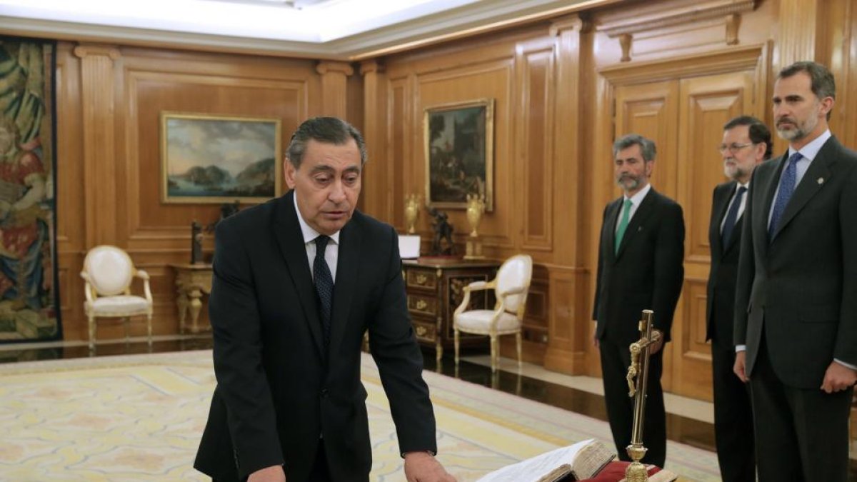 El nuevo fiscal general del Estado, Julián Sánchez Melgar, toma posesión de su cargo en la Sede del Tribunal Supremo ante el Rey, Felipe VI, y el ministro de Justicia, Rafael Catalá-POOL/Zipi / ICA