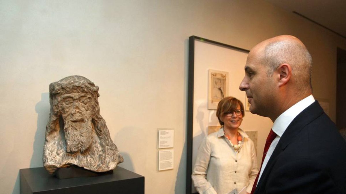 El subdelegado del Gobierno, Jorge Llorente Cachorro, y la directora del Museo Nacional de Escultura, María Bolaños Atienza, antes de la presentación de las actividades de 'Bartolomé de las casas, un hombre de acción' junto a una escultura-ICAL