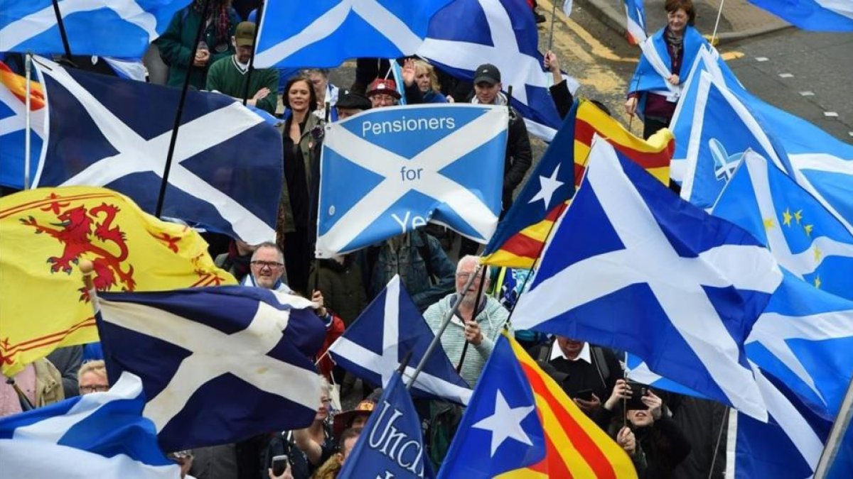 Banderas escocesas y esteladas en la marcha en Glasgow para pedir un nuevo referéndum sobre la independencia de Escocia.-/ ANDY BUCHANAN / AFP
