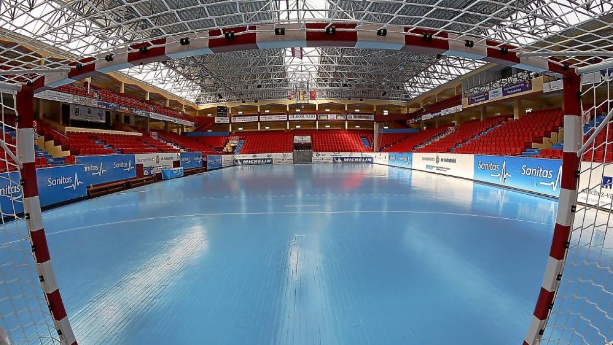 Perspectiva del pabellón a pie de pista desde detrás de la portería.-J. M. LOSTAU