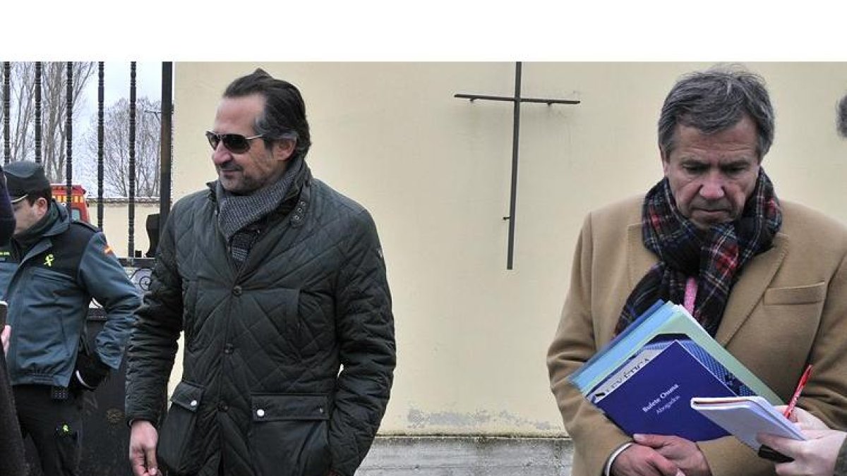 A la derecha de la imagen, Fernando Osuna, abogado de la demandante.-VALENTÍN GUISANDE