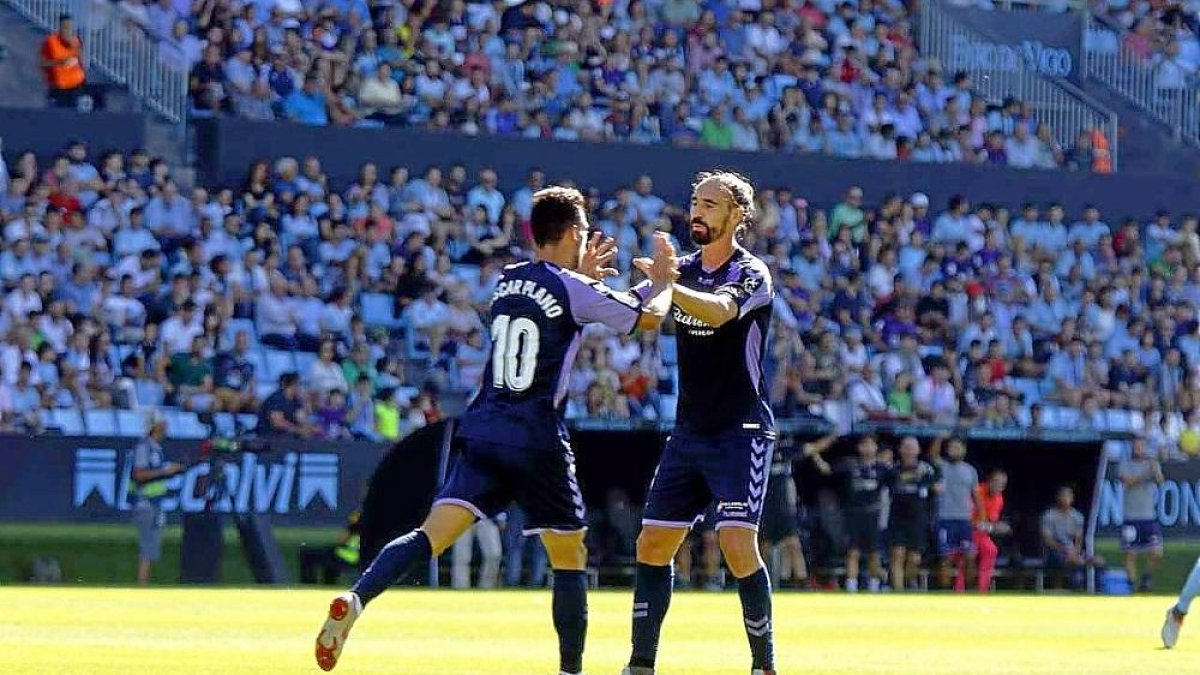 Plano es felicitado por Borja tras el gol de aquél en Vigo.-PHOTO-DEPORTE